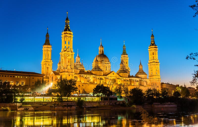 Domkyrka-basilikan av Nuestra Senora del Pilar i Zaragoza - Spanien arkivbild Domkyrka-basilikan av Nuestra Senora del Pilar i Zaragoza - Spanien arkivbild