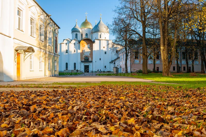 Domkyrka för St Sophia Russian Orthodox på den soliga höstaftonen i Veliky Novgorod, Ryssland - arkitekturhöstlandskap royaltyfria foton Domkyrka för St Sophia Russian Orthodox på den soliga höstaftonen i Veliky Novgorod, Ryssland - arkitekturhöstlandskap royaltyfria foton