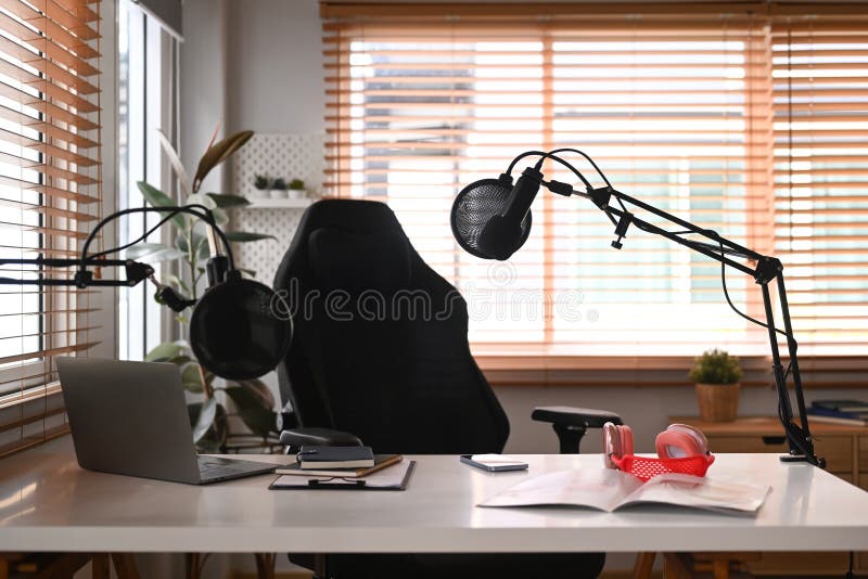 Domowe studio podcast wnętrze z profesjonalnym mikrofonem i bezprzewodowym słuchawką. sprzęt techniczny i audio fotografia royalty free