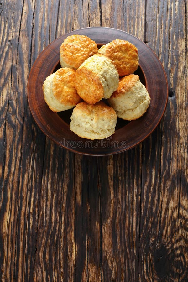 Domowej roboty angielscy scones na glina talerzu obraz stock