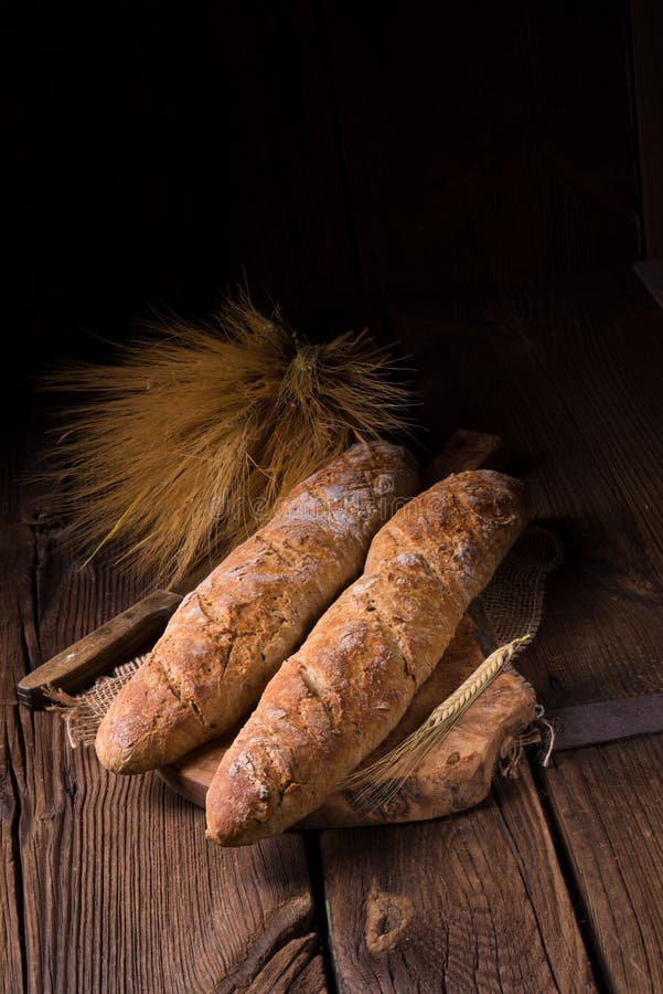 Świezi i smakowici domowej roboty baguettes