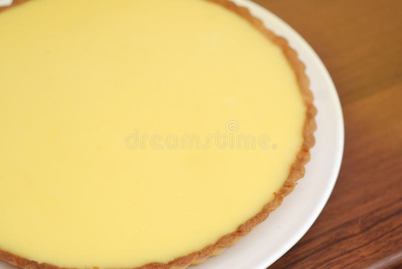 Domowej roboty cytryny Cheesecake kulebiak na Żółtym tle Karmowy narządzanie obraz stock Domowej roboty cytryny Cheesecake kulebiak na Żółtym tle Karmowy narządzanie obraz stock