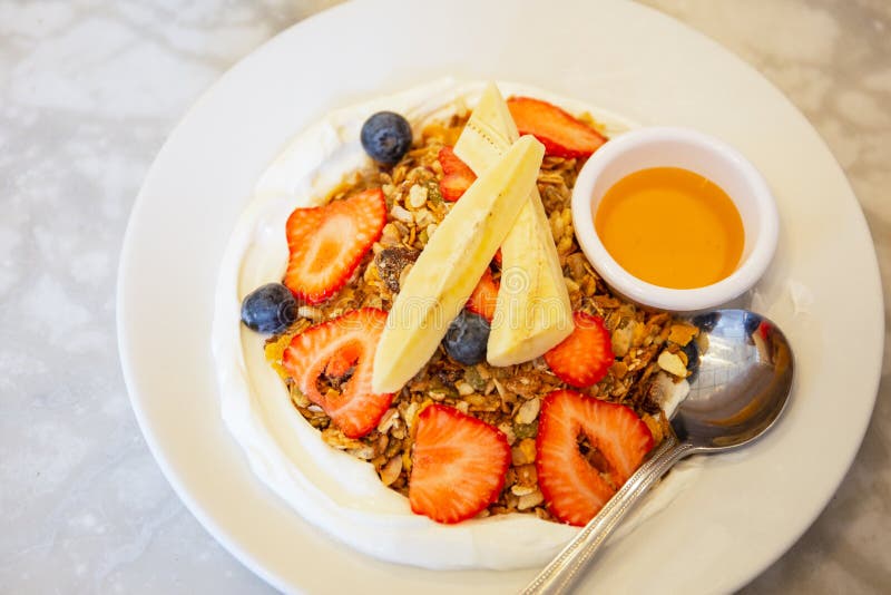 Domowej roboty granola z jogurtem, mieszanymi owoc i miód od odgórnego widoku zdjęcia stock Domowej roboty granola z jogurtem, mieszanymi owoc i miód od odgórnego widoku zdjęcia stock