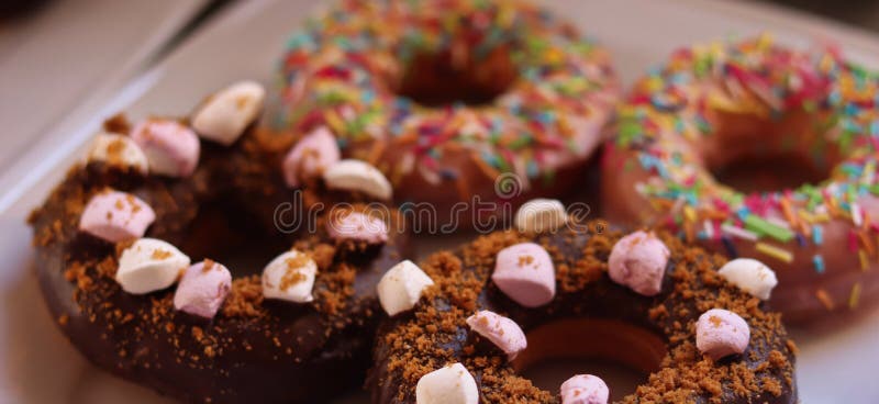 Domowej roboty kolorowi donuts robić z miłością obraz stock Domowej roboty kolorowi donuts robić z miłością obraz stock