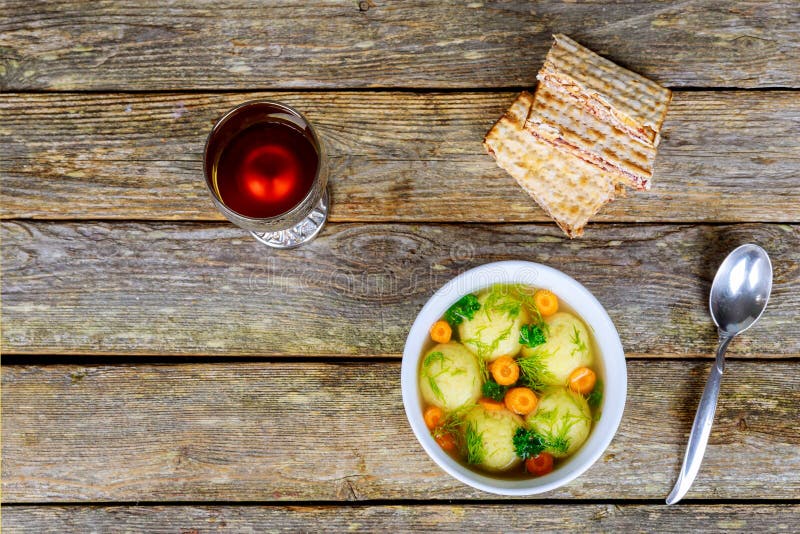 Domowej roboty Matzo piłki kluchy z pietruszką dla passover i Wyśmienicie Matzoh balowej polewki z krakers wino i koper