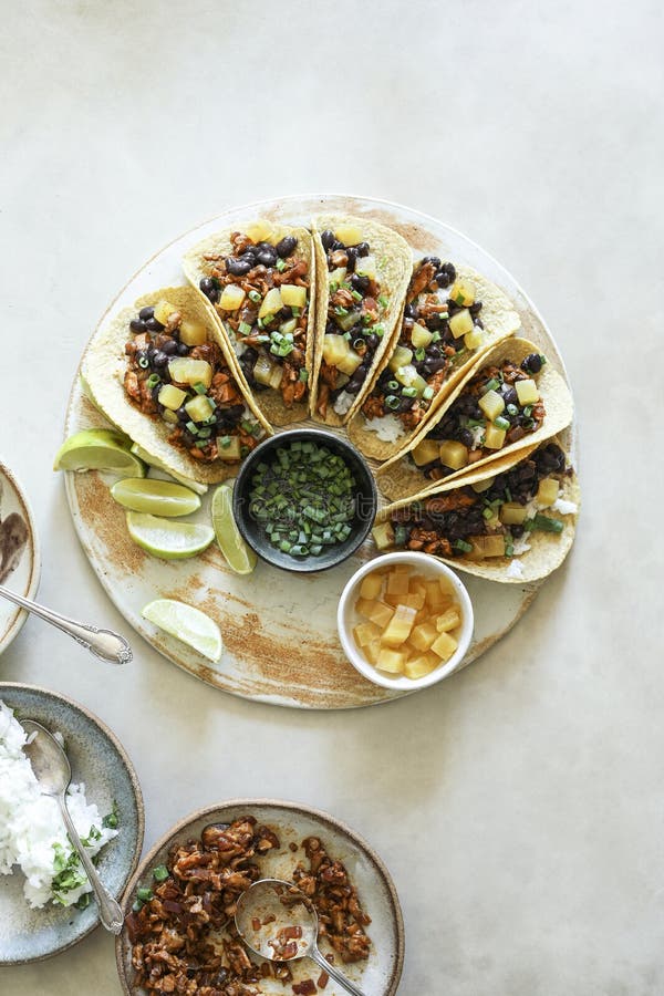 Domowej roboty weganinu taco jedzenia fotografia