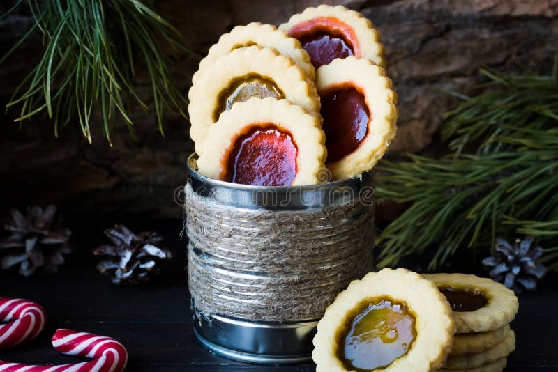 Domowej roboty witraży ciastka z barwionym karmelem. Domowej roboty shortbread ciastka nazwany Steklyshki