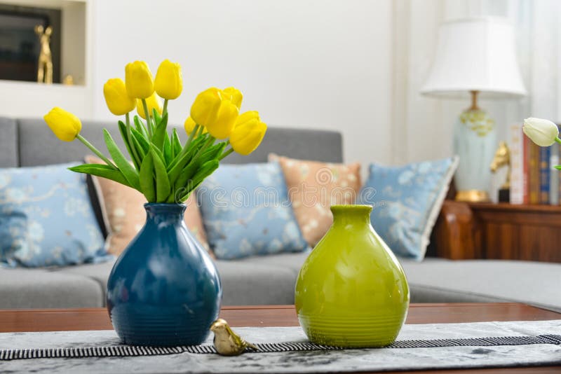 Domowy wewnętrzny wystrój, tulipanowy bukiet w wazie