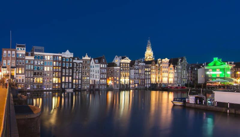 Domy na Damrak kanale przy nocą, Amsterdam, holandie obrazy royalty free Domy na Damrak kanale przy nocą, Amsterdam, holandie obrazy royalty free