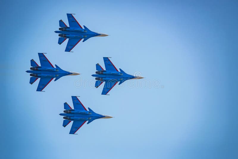 DON ROSJA, SIERPIEŃ, -, 2017: Su-30 od Rosyjskiej rycerz drużyny fotografia stock DON ROSJA, SIERPIEŃ, -, 2017: Su-30 od Rosyjskiej rycerz drużyny fotografia stock