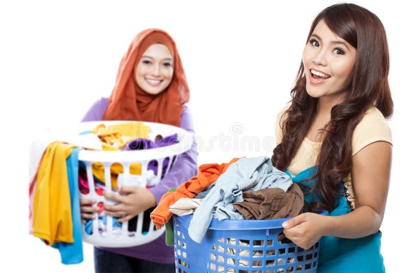Dona de casa que faz alguma lavanderia foto de stock Dona de casa que faz alguma lavanderia foto de stock