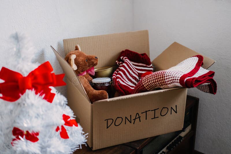 Donaciones de navidad ayuda a refugiados y personas sin hogar. caja de donaciones de caridad de navidad con ropa de abrigo, comida