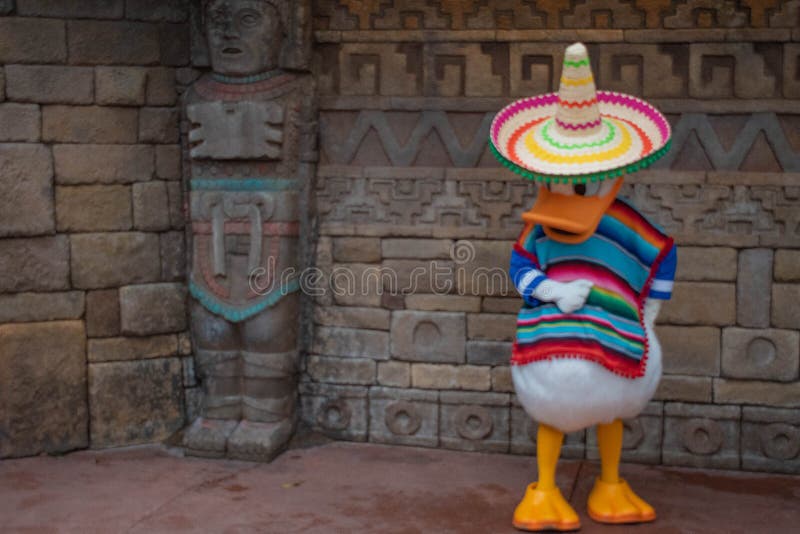 Donald Duck in der mexikanischen Kleidung bei Epcot 1 lizenzfreie stockbilder Donald Duck in der mexikanischen Kleidung bei Epcot 1 lizenzfreie stockbilder