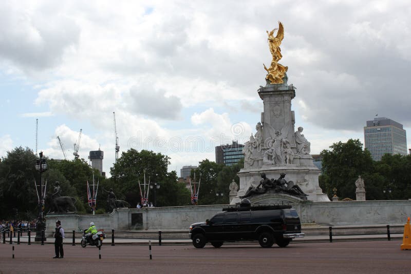 Donald Trump London, UK, materielfoto, 3/6/2019 - Donald Trump helikopterlandning p? Buckingham Palace f?r fotografi f?r UK-bes?k arkivbild Donald Trump London, UK, materielfoto, 3/6/2019 - Donald Trump helikopterlandning p? Buckingham Palace f?r fotografi f?r UK-bes?k arkivbild