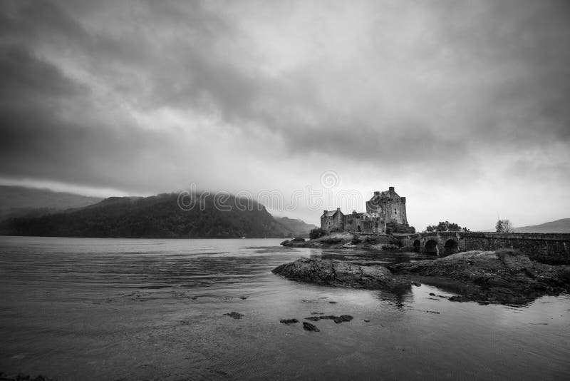 Donan eilean zamek. Czarny i biały obrazek Eilean Donan kasztel