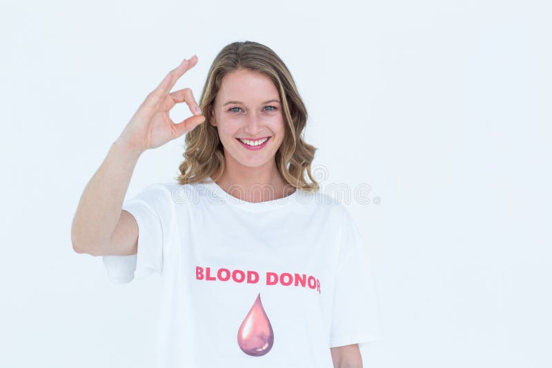 Donante de sangre que muestra la muestra aceptable