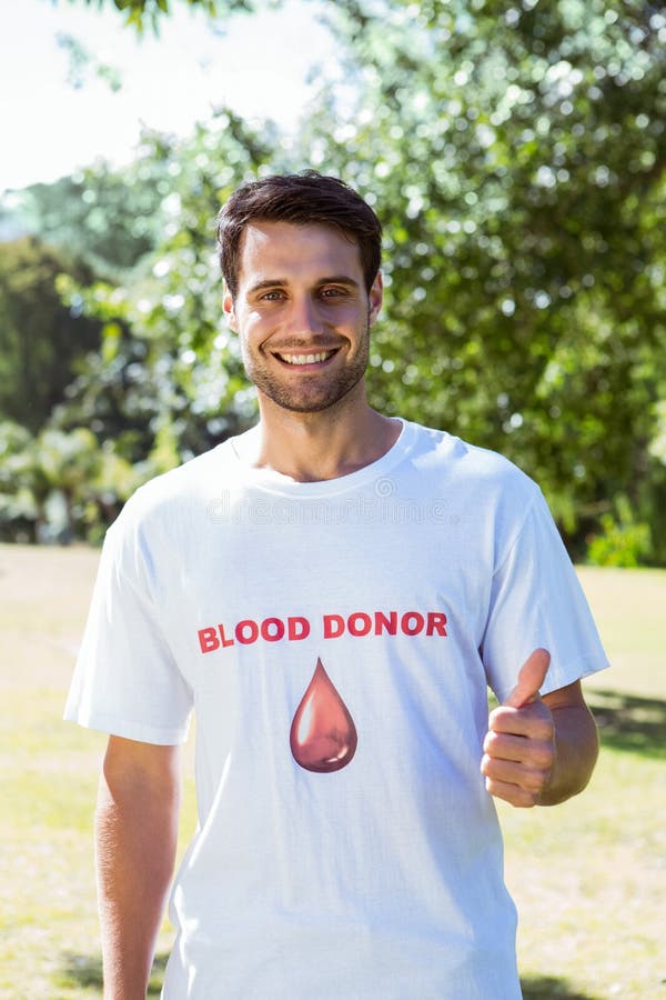 Donante de sangre que muestra los pulgares para arriba