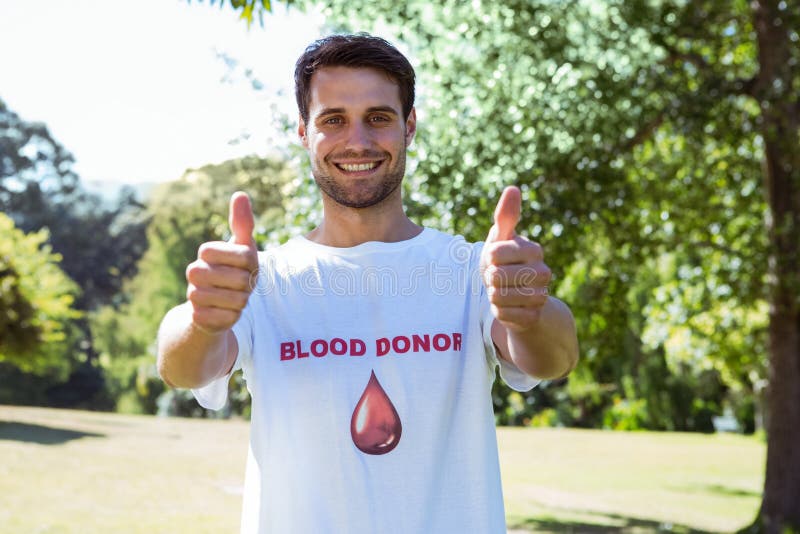 Donante de sangre que sonríe en la cámara