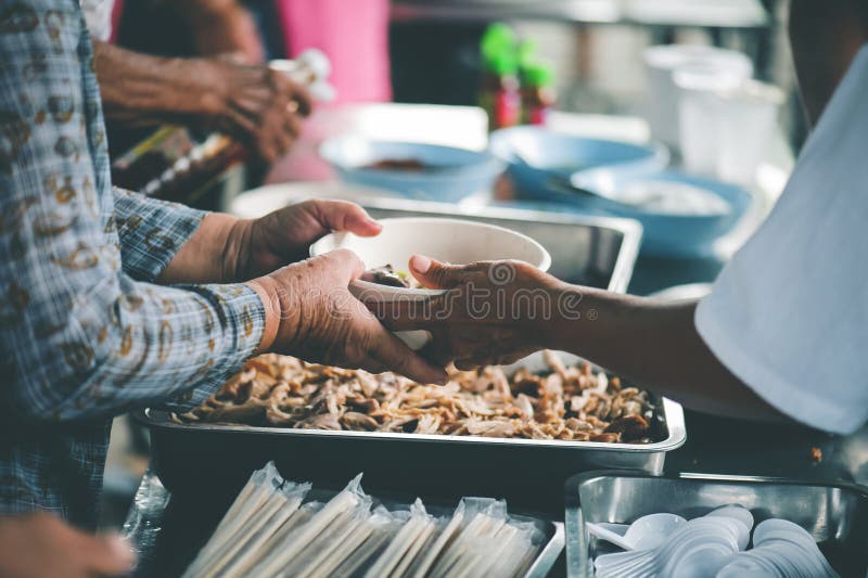Donar Comida a Los Pobres Concepto De Pobreza Foto de archivo