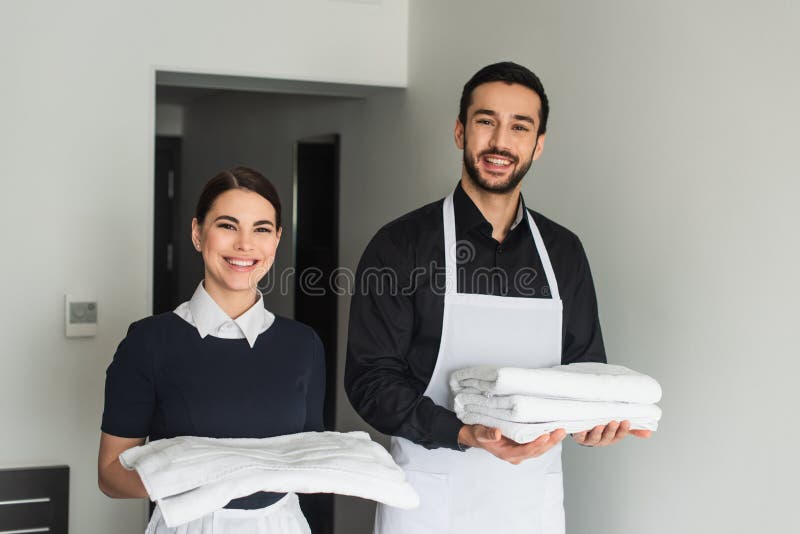 Serviços De Limpeza Residencial. Casal De Donos De Casa