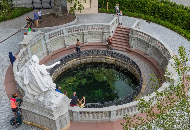 Donaueschingen, Deutschland - die Quelle von Donau stockbild Donaueschingen, Deutschland - die Quelle von Donau stockbild