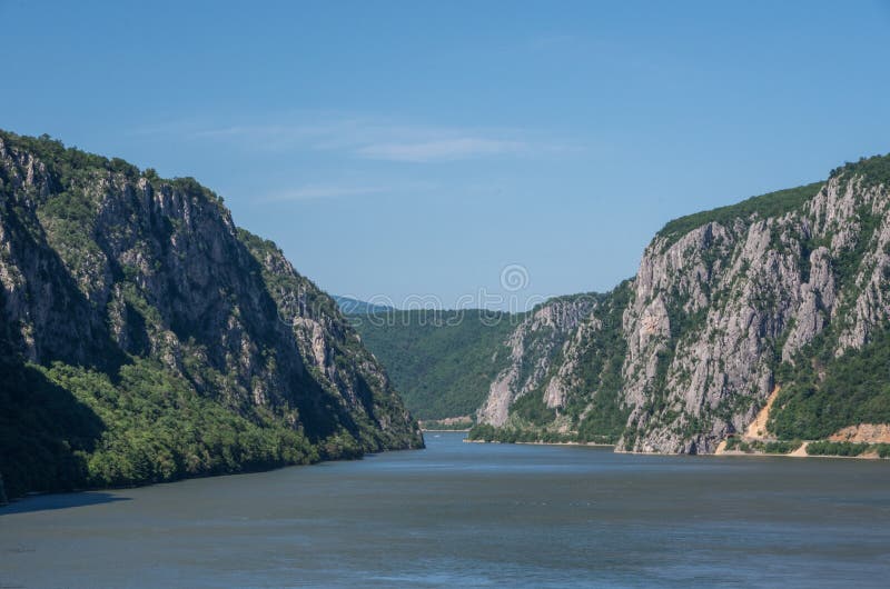 Donaugräns mellan Rumänien och Serbien Landskap i Donauklyftorna royaltyfria foton Donaugräns mellan Rumänien och Serbien Landskap i Donauklyftorna royaltyfria foton