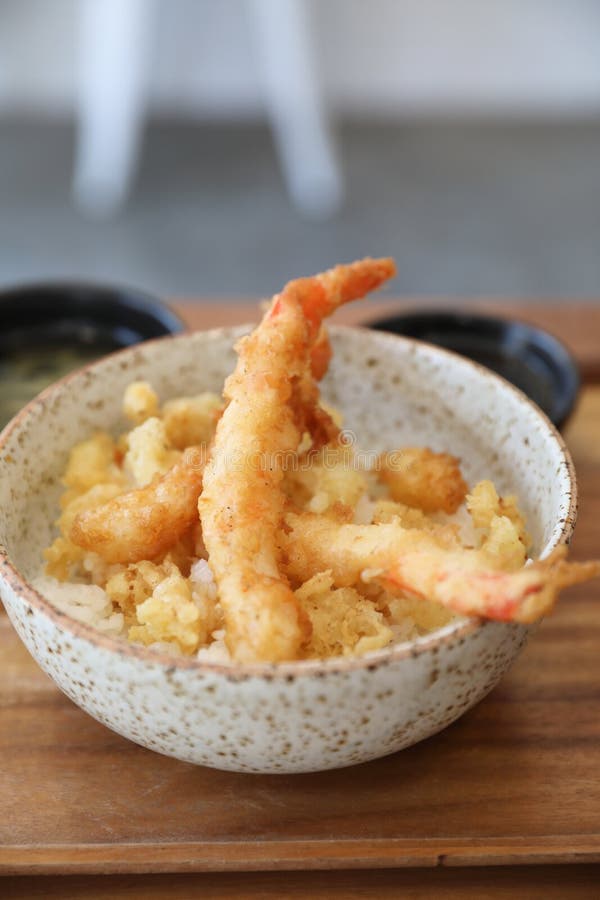 Donburi della tempura, tempura fritta del gamberetto sull'alimento giapponese del riso sulla tavola di legno immagini stock Donburi della tempura, tempura fritta del gamberetto sull'alimento giapponese del riso sulla tavola di legno immagini stock