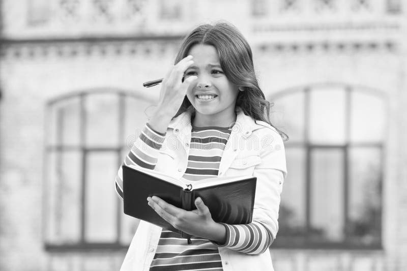 Donc non fini. Abondance des informations utiles et recommandations. Livre de la bibliothèque de prise d'enfant dehors. Petite fille se rendre à la bibliothèque. Bibliothèque de notre école. Étude de la littérature et la langue. Jour de la connaissance.