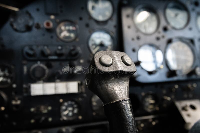 DONCASTER, REGNO UNITO - 28 LUGLIO 2019: Chiuda su di una cabina di pilotaggio degli aerei che mostra gli strumenti ed i pannelli immagine stock DONCASTER, REGNO UNITO - 28 LUGLIO 2019: Chiuda su di una cabina di pilotaggio degli aerei che mostra gli strumenti ed i pannelli immagine stock