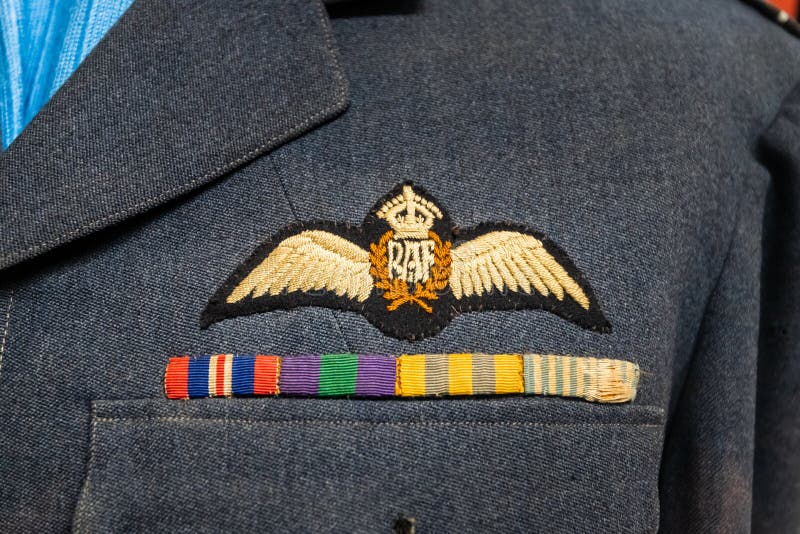 DONCASTER, REGNO UNITO - 28 LUGLIO 2019: L'emblema di RAF Queens Crown su un'uniforme dei piloti di guerra mondiale 2 fotografie stock libere da diritti DONCASTER, REGNO UNITO - 28 LUGLIO 2019: L'emblema di RAF Queens Crown su un'uniforme dei piloti di guerra mondiale 2 fotografie stock libere da diritti