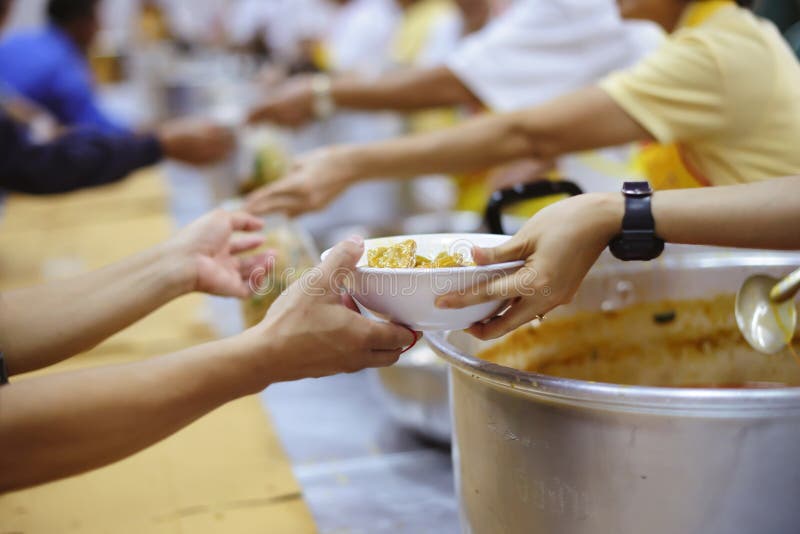Done a los desamparados pobres, todavía vistos en sociedad: concepto de comida de la caridad para los pobres