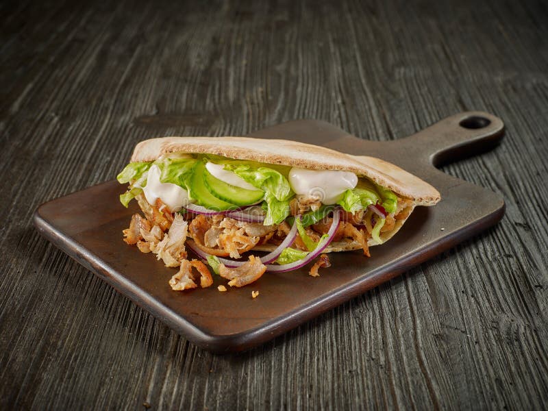 Doner kebab na drewnianym stole zdjęcia royalty free Doner kebab na drewnianym stole zdjęcia royalty free