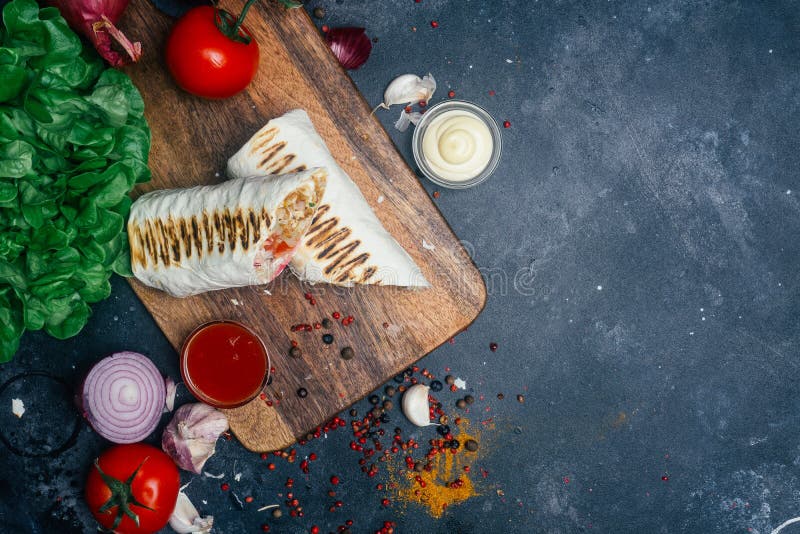Doner kebabu shawarma lub doner opakunek Piec na grillu kurczak na lavash pita chlebie z świeżymi warzywami - pomidory, zielona s zdjęcie royalty free Doner kebabu shawarma lub doner opakunek Piec na grillu kurczak na lavash pita chlebie z świeżymi warzywami - pomidory, zielona s zdjęcie royalty free