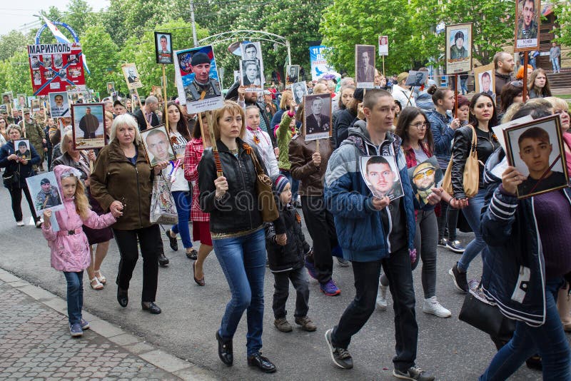Donetsk, Ucrania - 9 de mayo de 2017: Participantes del régimen del Immortal de la acción imagenes de archivo Donetsk, Ucrania - 9 de mayo de 2017: Participantes del régimen del Immortal de la acción imagenes de archivo