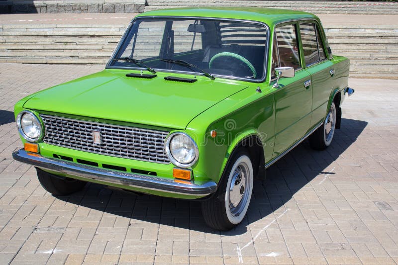 Donetsk Ukraina - Augusti 26, 2018: Sovjet-gjord retro bil VAZ-2101 på utställningen arkivbilder Donetsk Ukraina - Augusti 26, 2018: Sovjet-gjord retro bil VAZ-2101 på utställningen arkivbilder