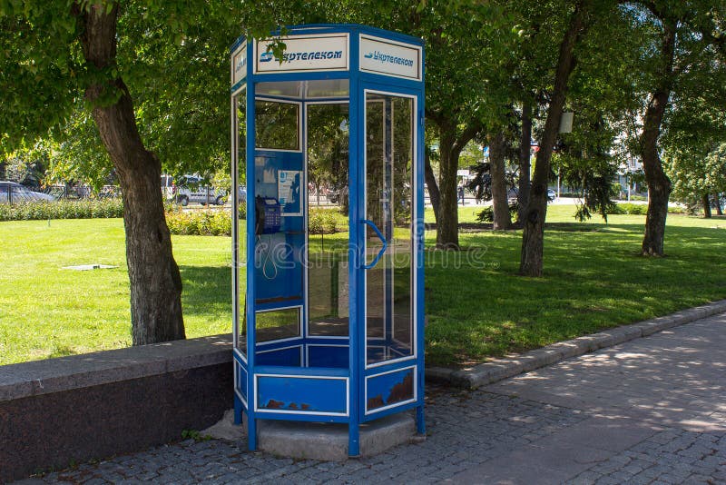 Donetsk, Ukraine - 17. Mai 2017: Verlassene Telefonzelle mit stockfotos Donetsk, Ukraine - 17. Mai 2017: Verlassene Telefonzelle mit stockfotos