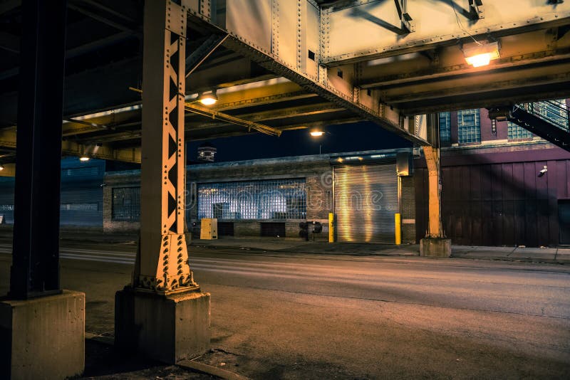 Donker en angstaanjagend van de de stadsstraat van Chicago stedelijk de nachtlandschap Donker en angstaanjagend van de de stadsstraat van Chicago stedelijk de nachtlandschap