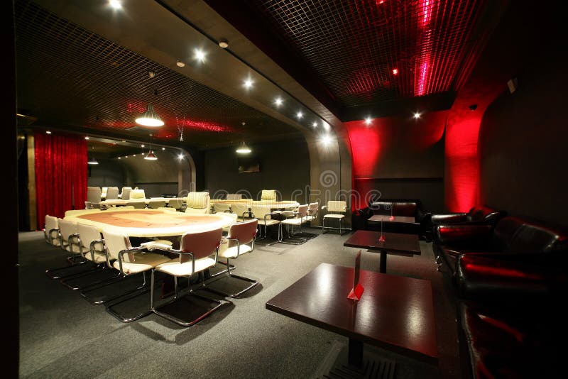 Donker en modieus casino met tafels royalty-vrije stock fotografie