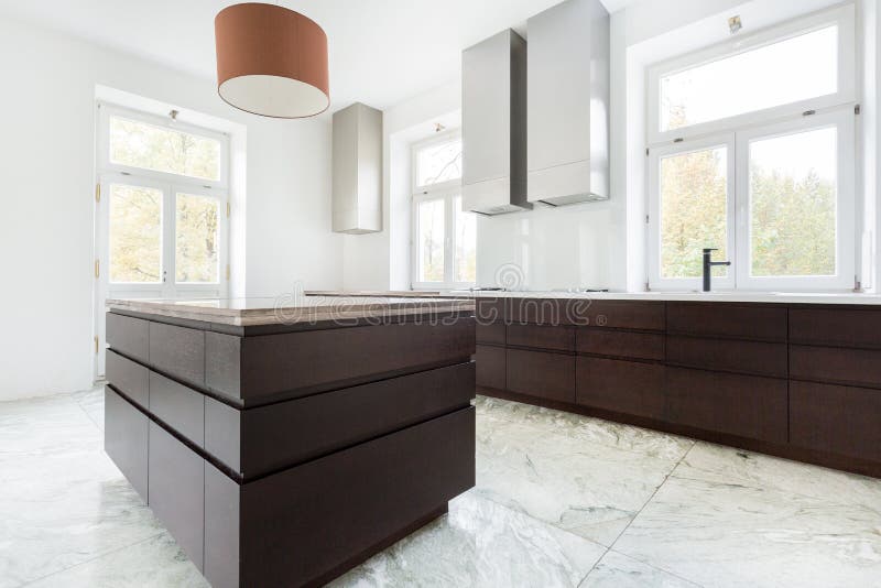 Donker meubilair in moderne keuken stock fotografie Donker meubilair in moderne keuken stock fotografie