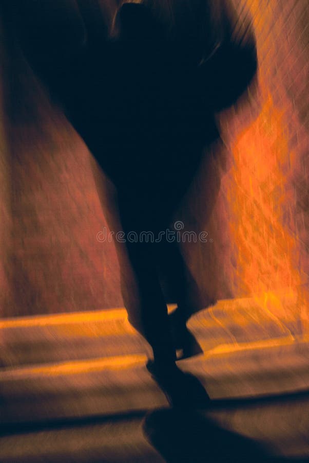 Donker, vaag omlijn op een trap stock foto