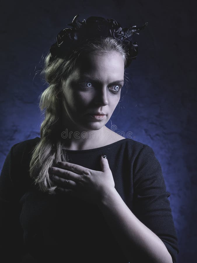 Donker portret van kwade heks in rook stock afbeelding Donker portret van kwade heks in rook stock afbeelding