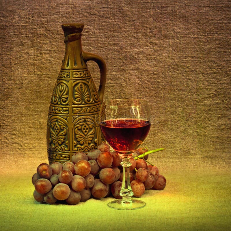Donker Stilleven - kleifles, glas en druiven stock afbeelding Donker Stilleven - kleifles, glas en druiven stock afbeelding