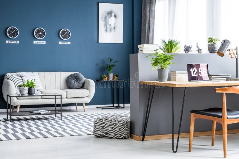 Donkerblauw woonkamerbinnenland met drie klokken, eenvoudige affiche, royalty-vrije stock fotografie Donkerblauw woonkamerbinnenland met drie klokken, eenvoudige affiche, royalty-vrije stock fotografie