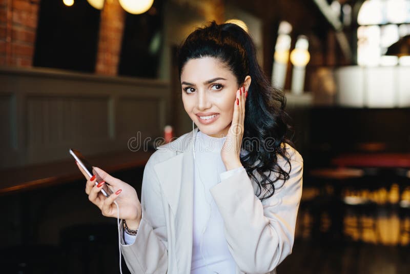 Donkerbruin jong model met mooie verschijning die gevoelige hand hebben royalty-vrije stock afbeelding Donkerbruin jong model met mooie verschijning die gevoelige hand hebben royalty-vrije stock afbeelding