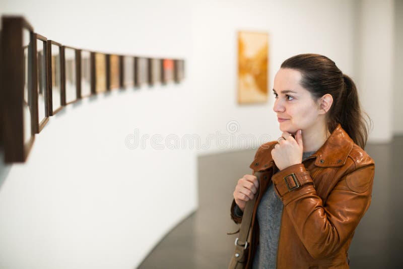 Donkerbruin meisje in kunstmuseum stock foto's Donkerbruin meisje in kunstmuseum stock foto's