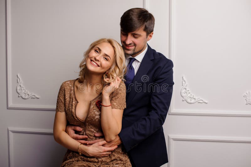 Donkerbruine man die een gelukkige blondevrouw koesteren stock foto's Donkerbruine man die een gelukkige blondevrouw koesteren stock foto's