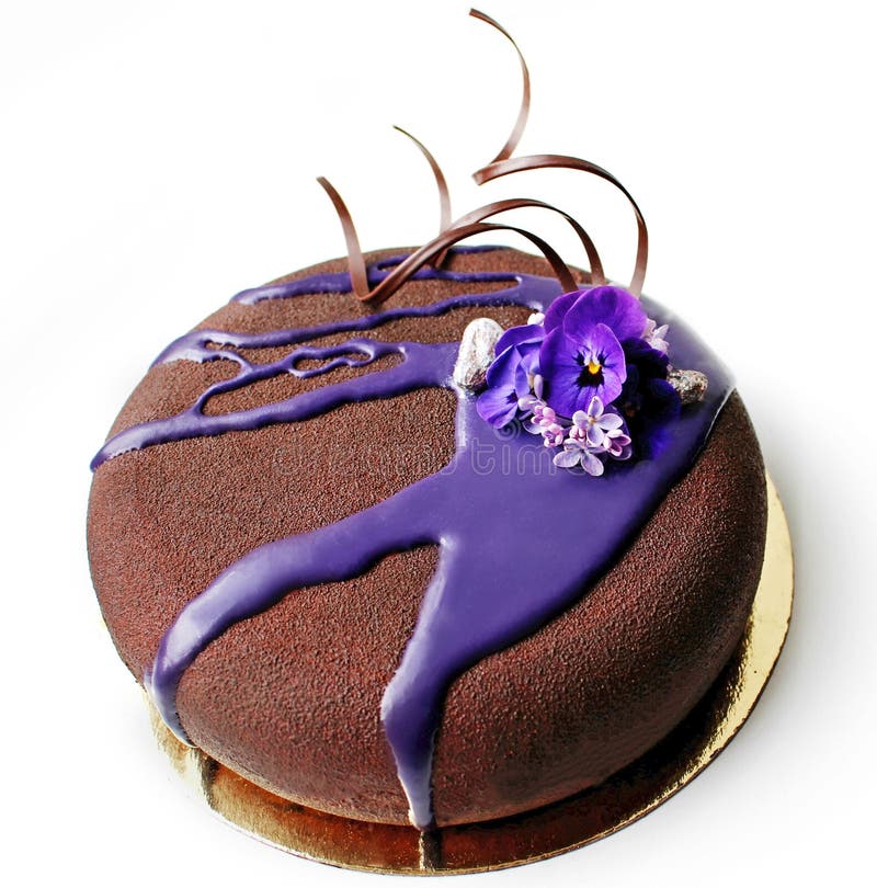 Donkere chocoladecake met purpere van de spiegelglans en lente bloemen royalty-vrije stock afbeelding Donkere chocoladecake met purpere van de spiegelglans en lente bloemen royalty-vrije stock afbeelding