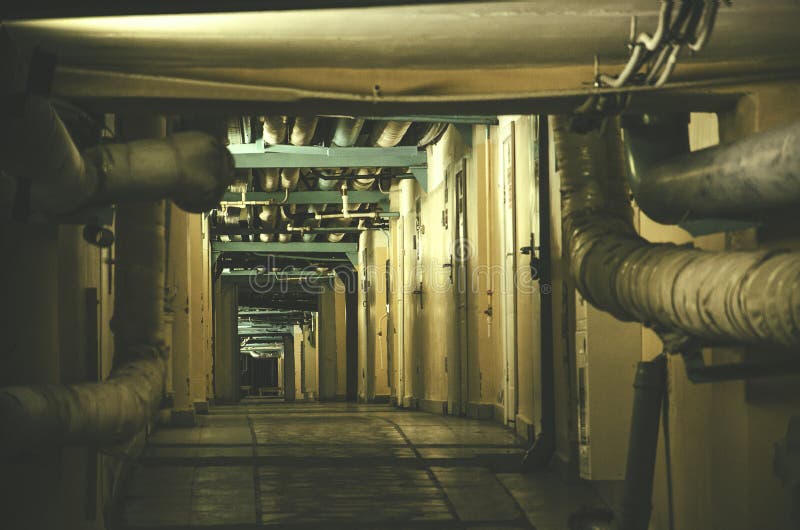 Donkere dageraad en vreselijke tunnel stock foto Donkere dageraad en vreselijke tunnel stock foto