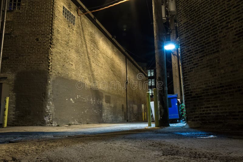 Donkere en enge stedelijke de hoeksteeg van de binnenstad van de stadsstraat bij nacht