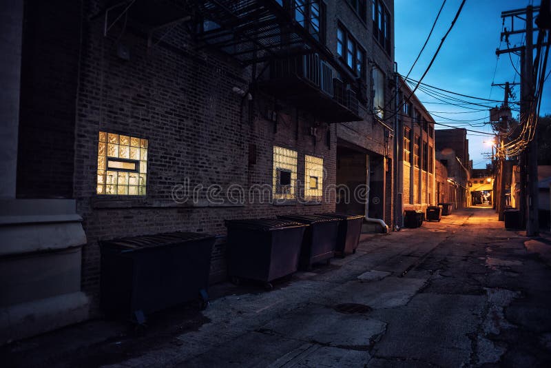 Donkere en enge stedelijke de steegscène van de binnenstad van de stadsstraat bij nacht